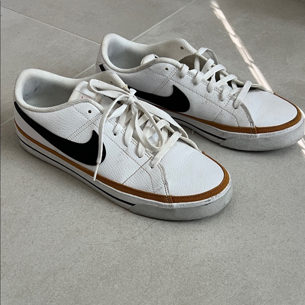 Nike Men's White and Black Leather Court Legacy Sneakers